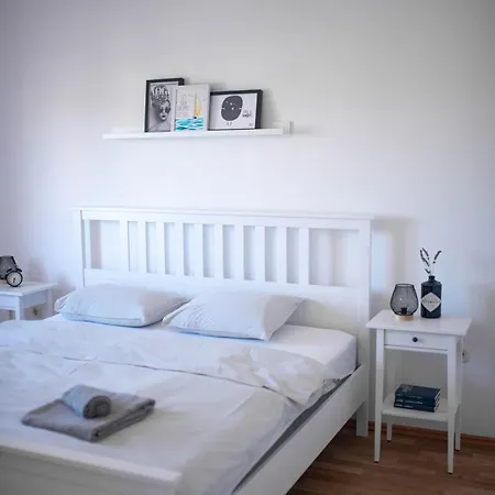 Pearl In Stone فيلة إيموتسكي